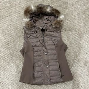 WHbm hooded vest